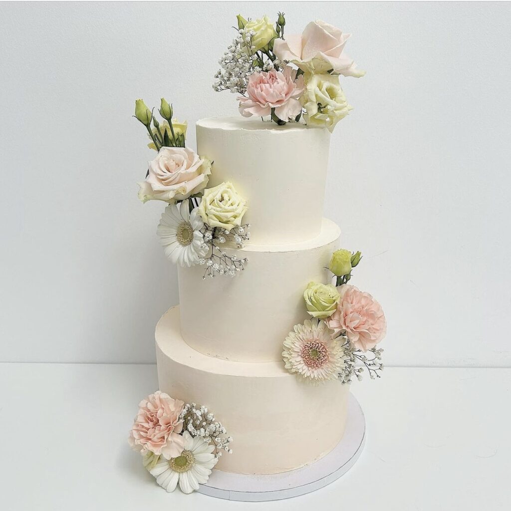 Dreistöckige Hochzeitstorte mit Blumen Deko