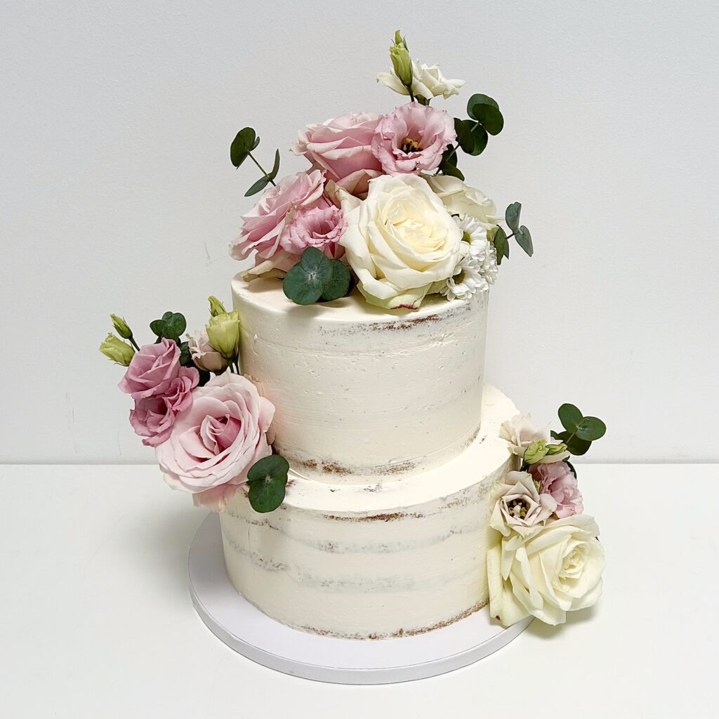 Zweistöckige Torte mit Rosendeko